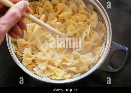 La cuisson des pâtes farfalle dans un pot Banque D'Images