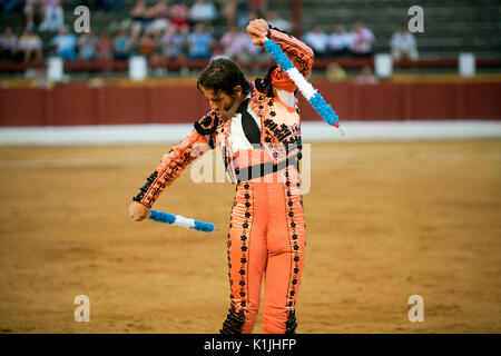 Banderillero, le torero qui, à pied, place les fléchettes dans le taureau, la couleur vive est banderilles fléchettes placé dans le bull Banque D'Images