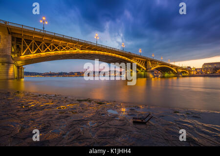 Budapest, Hongrie - un beau coucher de soleil colorés et nuages à la Margaret Bridge prises à partir de l'île Margaret au crépuscule avec le pont à chaînes Széchenyi et B Banque D'Images