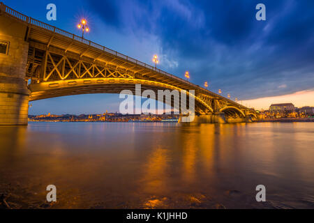 Budapest, Hongrie - un beau coucher de soleil colorés et nuages à la Margaret Bridge prises à partir de l'île Margaret au crépuscule avec le pont à chaînes Széchenyi et B Banque D'Images