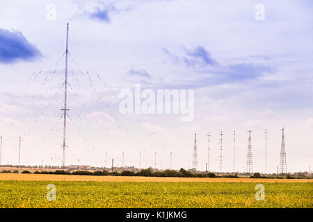 Les ondes radio militaire dans le contexte de l'ciel nuageux Banque D'Images