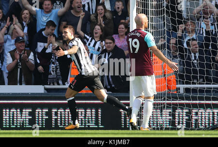 Newcastle United's Mato Joselu fête marquant son premier but de côtés du jeu pendant le premier match de championnat à St James' Park, Newcastle. Banque D'Images