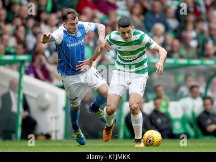 Tom Celtic les Rogic et St Johnstone's Paul Paton bataille la balle au cours de la Premiership match écossais Ladbrokes au Celtic Park, Glasgow. Banque D'Images