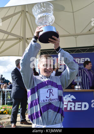 Julien Rodriguez célèbre Jockey après Nakeeta remporte le jour pendant quatre Betfred Ebor du Yorkshire 2017 Ebor Festival à l''hippodrome de York. Banque D'Images