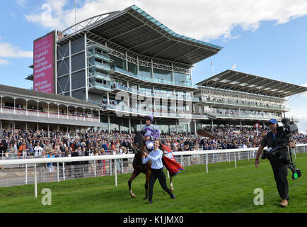 Julien Rodriguez célèbre Jockey après Nakeeta remporte le jour pendant quatre Betfred Ebor du Yorkshire 2017 Ebor Festival à l''hippodrome de York. Banque D'Images