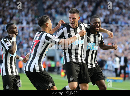 Le Newcastle United Ciaran Clark (centre) célèbre marquant son deuxième but de côtés du jeu avec son coéquipier Chancel Mbemba (droite) et Ayoze Perez au cours de la Premier League match à St James' Park, Newcastle. Banque D'Images