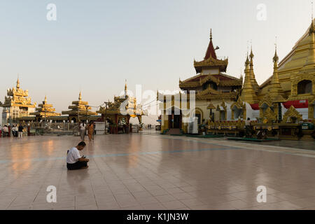 Un homme prie à la Birmane Kyaikthanlan Paya dans les heures du soir, Mawlamyine, l'État Môn, Myanmar. Banque D'Images