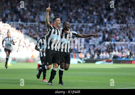 Le Newcastle United Ciaran Clark célèbre marquant son deuxième but de côtés du jeu avec son coéquipier Chancel Mbemba au cours de la Premier League match à St James' Park, Newcastle. Banque D'Images