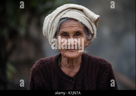 Un portrait d'une vieille femme Shan avec une tête wrap typique de la région, Hsipaw, Shan State, Myanmar. Banque D'Images