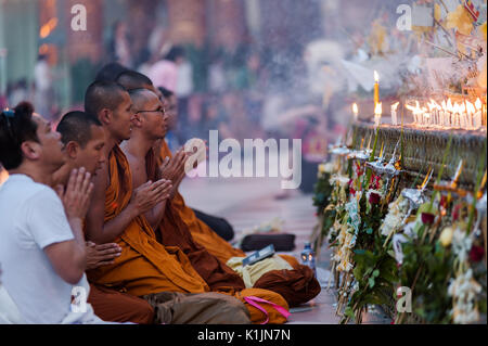 Un groupe de dévots bouddhistes prier à la pagode Shwedagon, Yangon, Myanmar. Banque D'Images