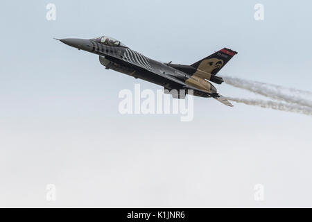 Turkish F-16C Fighting Falcon (connu comme le Solo Turk) affichage à l'Royal International Air Tattoo 2017 Banque D'Images