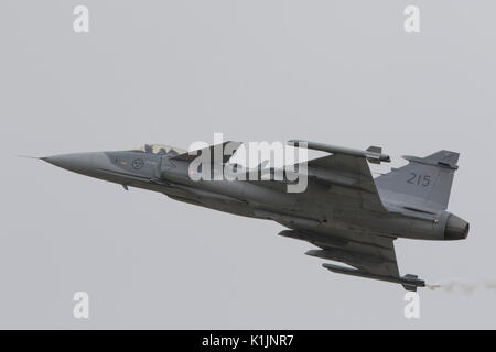 Armée de l'air suédoise Saab Gripen jet fighter avion volant à l'Royal International Air Tattoo 2017 Banque D'Images