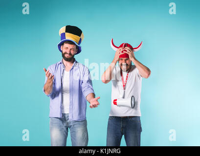 Les deux fans de football sur blue Banque D'Images