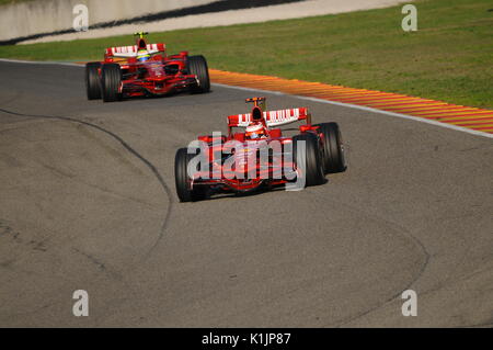 MUGELLO, IT, novembre 2008: Les pilotes officiels Felipe Massa et Kimi Raikkonen courent avec la Ferrari F1 F2008 moderne pendant Finali Mondiali Ferrari. Banque D'Images