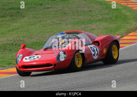 MUGELLO, IT, novembre 2008: Course inconnue avec le prototype historique Ferrari Dino 206 au circuit de Mugello en italie pendant Finali Mondiali Ferrari 2008. Banque D'Images