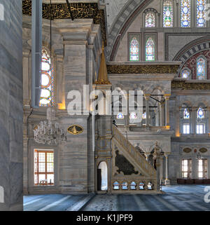 Tourné de l'intérieur de la mosquée Nuruosmaniye, une mosquée de style baroque ottoman avec minbar (plate-forme), d'arches et de vitraux de couleur situé dans Shembe Banque D'Images