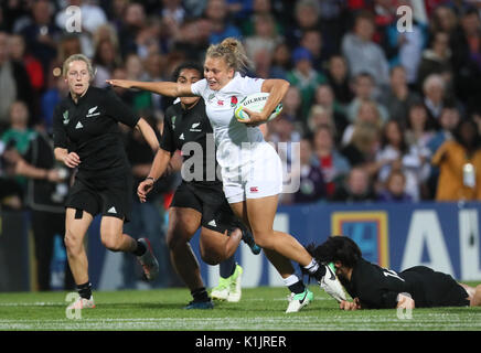 L'Angleterre Kay Wilson est abordé par la Nouvelle-Zélande au cours de la 2017 Portia Woodman Women's World Cup Finale au stade Kingspan, Belfast. Banque D'Images