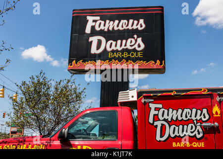 Indianapolis - Circa Août 2017 : Famous Dave's Bar-B-Que Restaurant lieu. Famous Daves a été coté au NASDAQ depuis 1996 II Banque D'Images