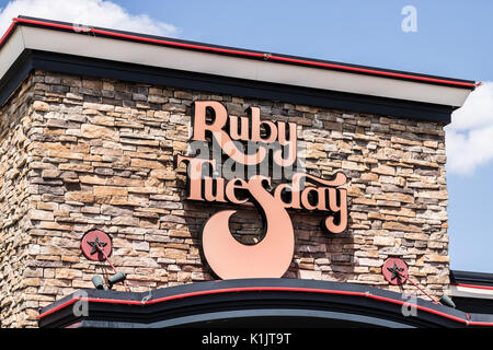 Indianapolis - Circa Août 2017 : Ruby Tuesday Restaurant décontracté situé. Ruby Tuesday est célèbre pour son bar à salade III Banque D'Images