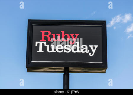 Indianapolis - Circa Août 2017 : Ruby Tuesday Restaurant décontracté situé. Ruby Tuesday est célèbre pour son bar à salade IV Banque D'Images