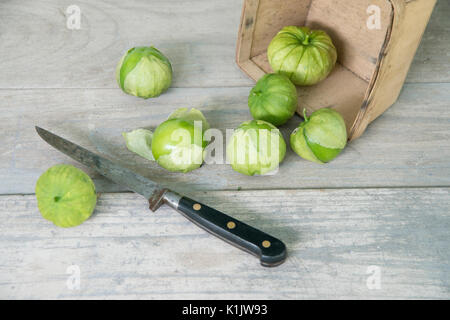 Les tomatilles en tranches sur la surface en bois Banque D'Images