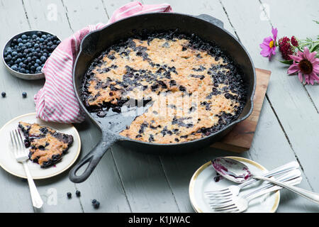 Crêpes aux bleuets poêle en fonte Banque D'Images
