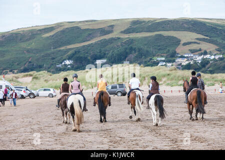 Équitation,chevaux,poneys,en cours,monté,sur,plage,a,Ynyslas,de,Borth,nord,de,Aberystwyth, Ceredigion, pays de Galles, Pays de Galles, Royaume-Uni,Gallois,UK,GB,Europe, Banque D'Images