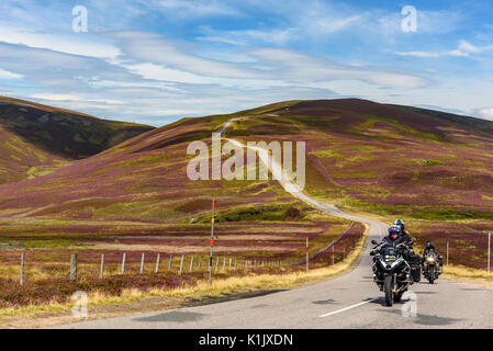 BRAEMAR, United Kingdoms - le 10 août 2017 - Un groupe de motocyclistes empruntent une route pittoresque à Parc National de Cairngorms, en Écosse. Banque D'Images