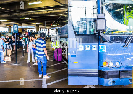 Washington DC, USA - 1 juillet 2017 : l'intérieur de la gare Union parking couvert pour les autobus dans la capitale avec Greyhound d'attente en ligne Banque D'Images