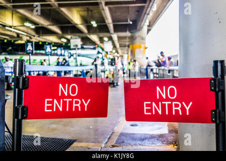 Washington DC, USA - 1 juillet 2017 : l'intérieur de la gare Union parking couvert pour les autobus dans la capitale avec rouge aucun signe d'entrée Banque D'Images