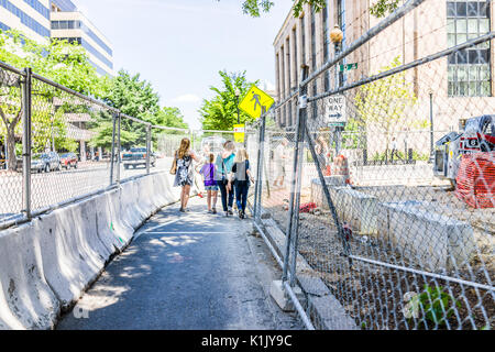 Washington DC, USA - 3 juillet, 2017 : Construction avec des gens qui marchent sur un trottoir Banque D'Images