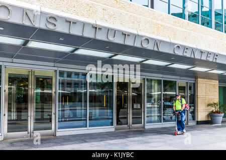 Washington DC, USA - 3 juillet 2017 : Constitution center building panneau d'entrée dans le centre-ville avec l'homme en scooter Banque D'Images