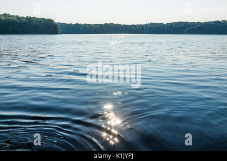 La réflexion du soleil sur le lac en été sur des ondes lumineuses avec jour et flare Banque D'Images