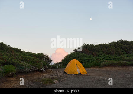 Pleine lune et tente, seul le Parc National Daisetsuzan, Hokkaido, Japon Banque D'Images