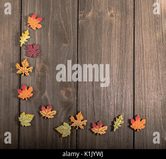 Les feuilles d'automne en bois dans un coin sur le bois avec un espace blanc Banque D'Images