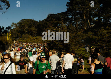 La foule à l'extérieur de l'atmosphère de 2009 festival terres golden gate park san francisco août 29,2009. Banque D'Images