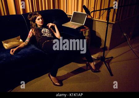 Alaina Beaton Tasses clochards pose Jimmy Harry's Home Recording Studio Hollywood Banque D'Images