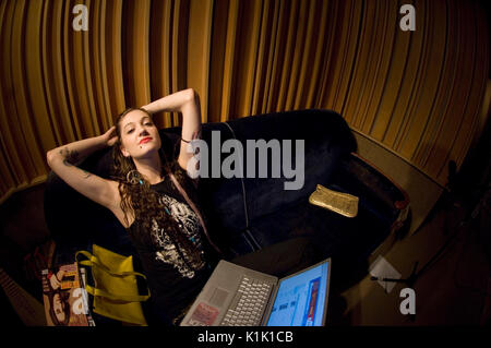 Alaina Beaton Tasses clochards pose Jimmy Harry's Home Recording Studio Hollywood Banque D'Images