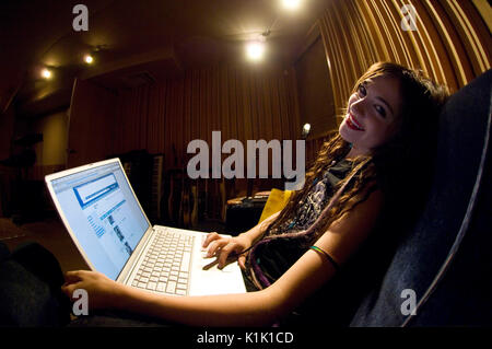 Alaina Beaton Tasses clochards pose Jimmy Harry's Home Recording Studio Hollywood Banque D'Images