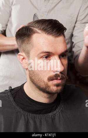 Les mains de coiffure coupe de cheveux à faire dans ce type de jeune homme Banque D'Images