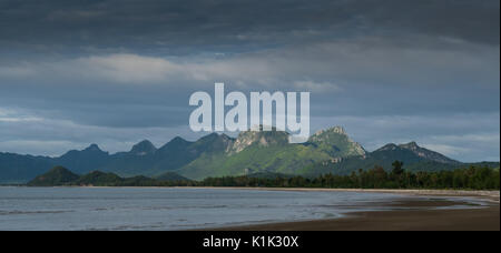 Khao Sam Roi Yot National Park, Thaïlande. Khao Sam Roi Yot signifie "la montagne avec trois cents peaks' et se réfère à une série de collines calcaires alo Banque D'Images