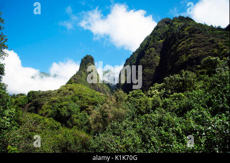 S'élever au-dessus des montagnes de l'Ouest de Maui l'IAO Valley, à Maui, une des îles Hawiian. Banque D'Images