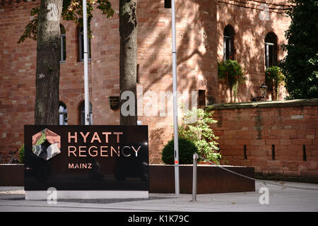 Mainz, Allemagne - le 21 août 2017 : Le panneau d'entrée de l'hôtel Hyatt Regency en face du bâtiment historique Fort Malakoff le 21 août 2017 dans Ma Banque D'Images