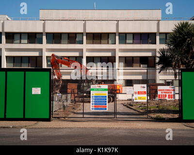 AJAXNETPHOTO. 2017. WORTHING, Angleterre. - MGM HOUSE - MARINE ET DE L'ASSURANCE MUTUELLE (MGM) SIÈGE SOCIAL À HEENE ROAD EN PRÉPARATION POUR LA DÉMOLITION POUR FAIRE PLACE À DE NOUVEAUX LOGEMENTS À LA RETRAITE. PHOTO:JONATHAN EASTLAND/AJAX REF:GXR172905 6697 Banque D'Images