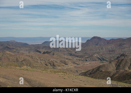 Panorama de montagnes du Haut Atlas et sur la route de serpentine de col, le Maroc, l'Afrique Banque D'Images