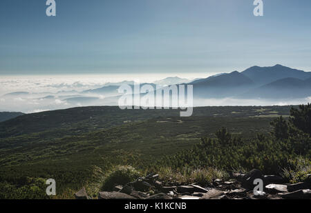 Au-dessus d'une mer de nuages, le Parc National Daisetsuzan, Hokkaido, Japon Banque D'Images