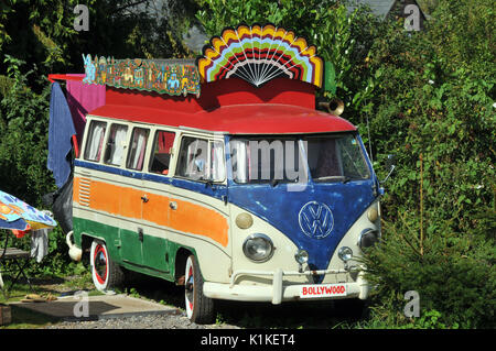 Une Volkswagen vw camper van peint en plusieurs couleurs multi-couleur cars pour le camping et conçu pour vivre à court terme, les vacances et les voyages Banque D'Images