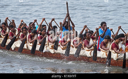 L'image de la Femme Serpent d'aviron en bateau bateau Nehru, le jour de la course, Allaepy Punnamda Lake, le Kerala Inde Banque D'Images