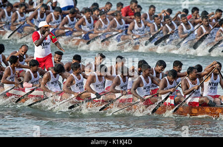 L'image d'hommes serpent aviron bateau en bateau Nehru, le jour de la course, Allaepy Punnamda Lake, le Kerala Inde Banque D'Images