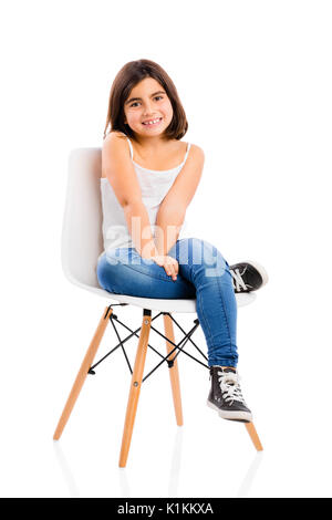 Portrait d'une belle jeune fille assise sur une chaise Banque D'Images